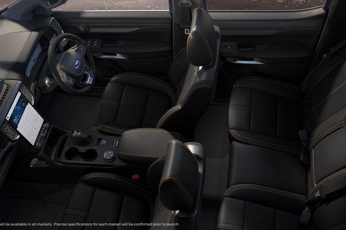 Bên cạnh những tính năng kể trên, hãng còn cung cấp danh sách hơn 150 phụ kiện chính hãng cho Ford Ranger 2022. Tuy nhiên, trang bị tiện nghi của mẫu xe bán tải này tại thị trường châu Âu vẫn chưa được hé lộ. Trong khi đó, ở Úc, xe có màn hình cảm ứng 12 inch nằm dọc, phục vụ hệ thống thông tin giải trí Ford SYNC 4, bảng đồng hồ kỹ thuật số, camera 360 độ với độ phân giải cao và sạc điện thoại thông minh không dây.