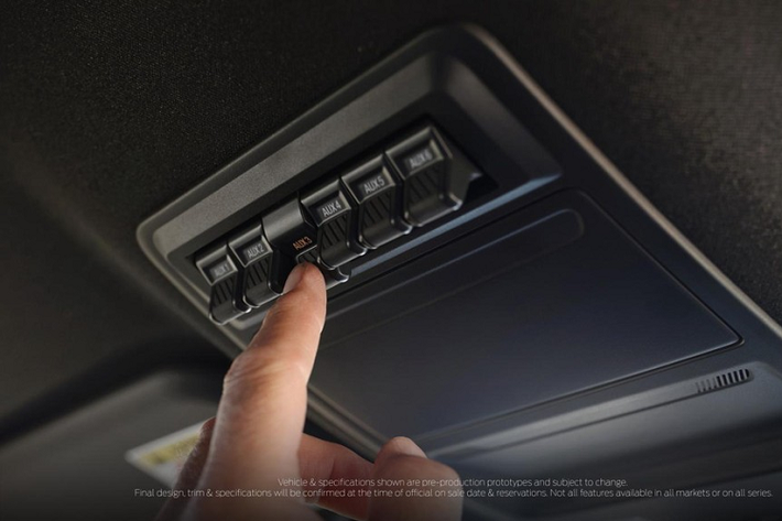 Khi người lái dùng tính năng Zone, chỉnh qua màn hình thông tin giải trí hoặc điện thoại thông minh, Ford Ranger 2022 sẽ chiếu sáng khu vực xung quanh thân xe hoặc các khu vực cụ thể. Ngoài ra, xe còn có hệ thống đèn ở thùng sau để người dùng dễ tìm đồ trong bóng tối.