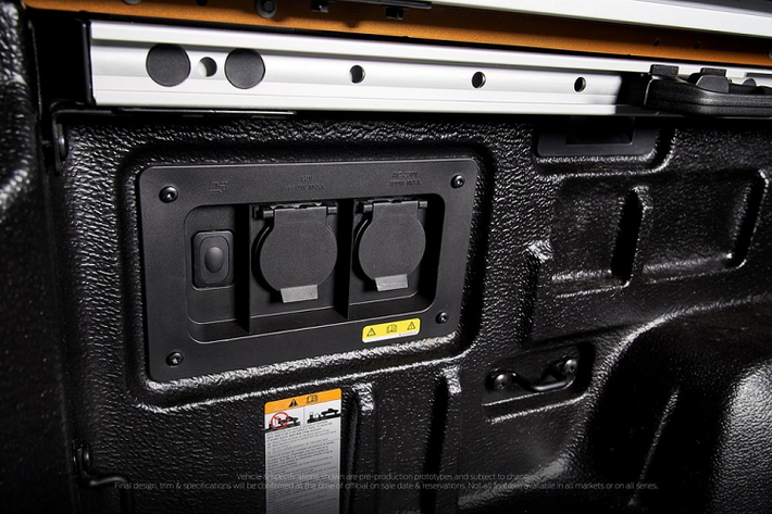 Với những ai muốn dùng Ranger 2022 để đi cắm trại hoặc tham gia các hoạt động ngoài trời cần nhiều điện hơn, hãng Ford sẽ đáp ứng bằng cách để sẵn chỗ trống cho ắc quy thứ hai bên dưới nắp ca-pô. Bên cạnh đó là bảng công tắc phụ đã được nối sẵn dây, dùng cho đèn trên nóc, tời kéo, thân nhỏng hoặc thiết bị kéo.