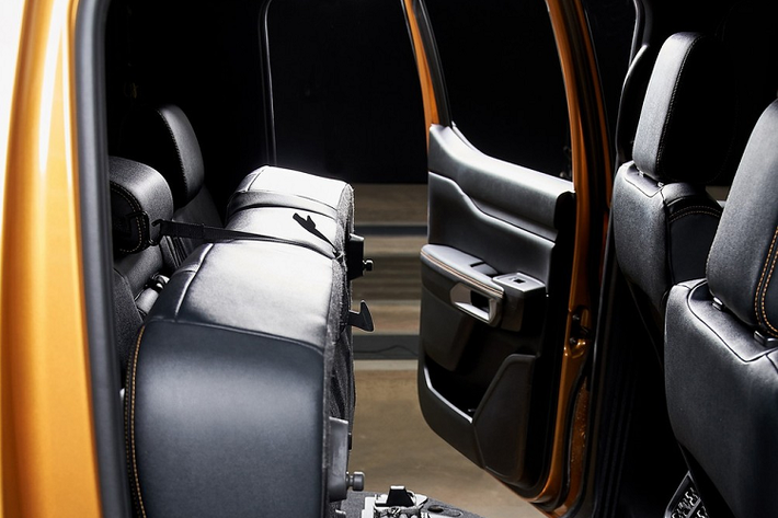 Thứ hai là động cơ xăng EcoBoost 4 xi-lanh, dung tích 2.3L mới. Thứ ba là động cơ diesel 4 xi-lanh, tăng áp đơn, dung tích 2.0L như cũ.