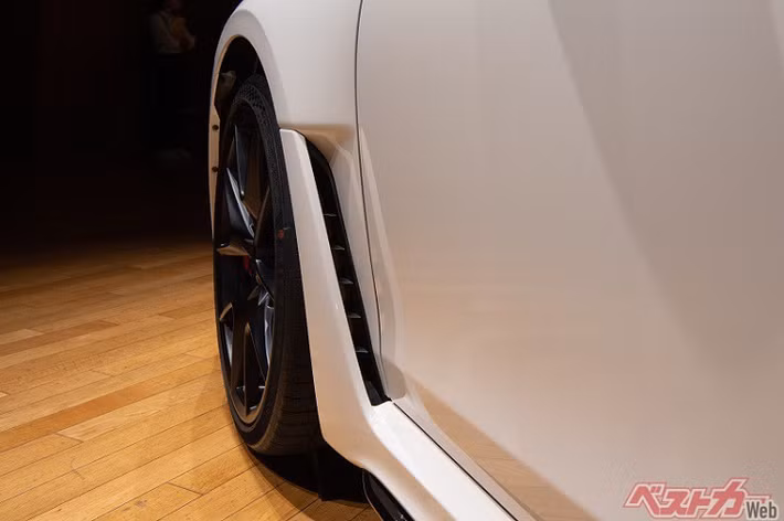 Chắn bùn trước còn tích hợp khe gió nhỏ phía sau. Trong khi đó, cửa sau được tăng bề ngang để phù hợp với dáng vẻ thể thao và thấp hơn của Honda Civic Type R 2023. Ngoài ra, xe còn được trang bị cánh lướt gió bên sườn.