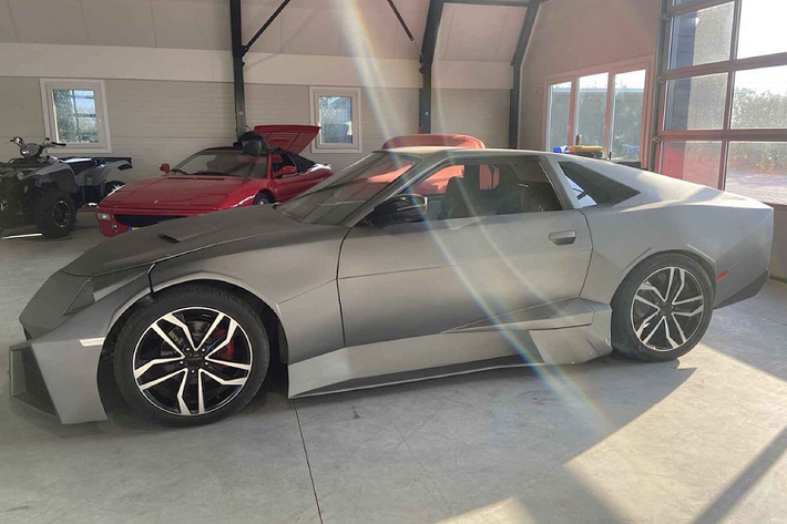 Tuy nhiên, điều đó đã không ngăn cản một cá nhân người Hà Lan biến hóa chiếc Toyota Supra của mình thành một trong những siêu xe nhái mà khiến người nhìn hoặc yêu hoặc ghét. Từng là một chiếc Mk3 1990 tuyệt vời, chiếc xe thể thao huyền thoại của Nhật Bản đã bị biến thành một bản sao thô ráp của mẫu Lamborghini Reventon huyền thoại.