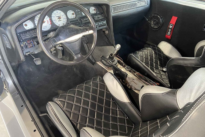 Phong cách góc cạnh của Reventon hoàn toàn trái ngược với thiết kế của những năm 1980 và mang đến cho chiếc xe ở đây mảng bên mập mạp, kỳ dị. Tuy nhiên, phía đuôi xe là một nỗ lực mô phỏng đáng khen, ngoại trừ cụm đèn hậu. Các la-zăng hậu mãi cũng không hề giống với bộ la-zăng xịn có hình tuabin trên xe thật.