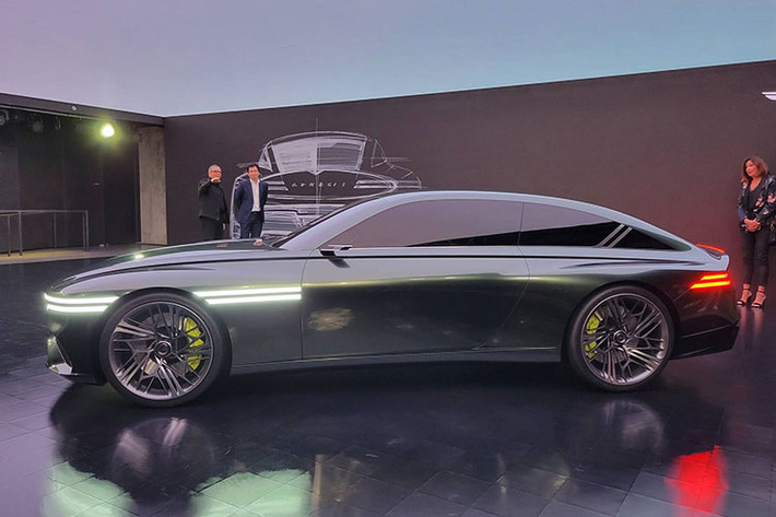 Concept năm 2022 vẫn giữ lại phần lớn thiết kế sắc sảo trên Genesis X Speedium Coupe chạy điện nguyên bản, bao gồm phần cản trước và sau mạnh mẽ. Vòm bánh xe trước và sau mở rộng tăng thêm đường nét cơ bắp cho chiếc xe, đồng thời nhấn mạnh phần đuôi hình vỏ sò.