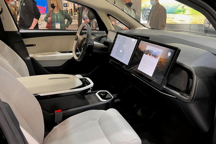 Trong khi thiết kế ngoại thất có hơi chung chung, không gian cabin lại mang đến cảm giác trái ngược vì nó có bảng đồng hồ kỹ thuật số và “một hệ thống thông tin giải trí siêu máy tính mà thị trường giao thông cá nhân chưa từng thấy trước đây”. Hệ thống này chạy bằng một máy tính cao cấp, cho phép hành khách chơi các tựa game mới nhất cũng như ghi hình, chỉnh sửa, và đăng tải video bằng những camera nội và ngoại thất của xe.