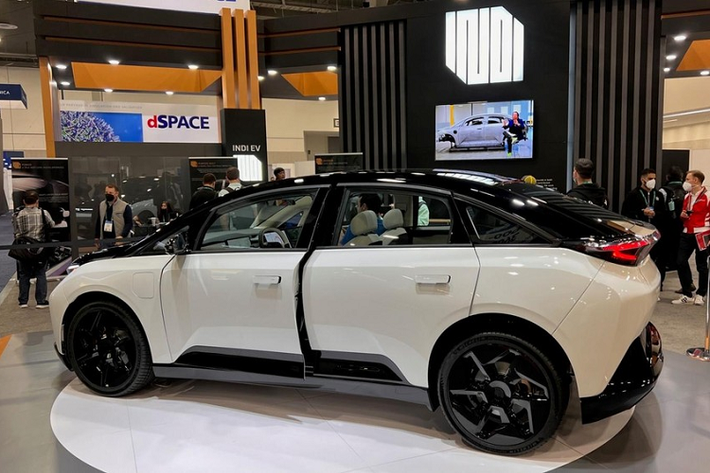 Trên phương diện kích thước, mẫu xe này có chiều dài 4.800 mm, rộng 1.981 mm, và cao 1.702 mm. Những con số này đồng nghĩa rằng One lớn hơn một chút so với các đối thủ Ford Mustang Mach-E và Tesla Model Y.