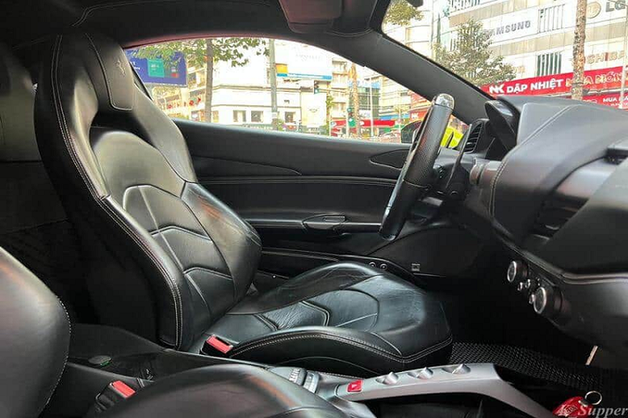 Hiện chưa rõ mức giá xe Ferrari 488 GTB đang định cư ở Buôn Ma Thuột, tỉnh Đắk Lắk,chỉ biết rằng, giá xe Ferrari phiên bản 488 GTB lúc mới về nước trên 16 tỷ đồng chưa bao gồm các chi phí đăng ký biển số hay đăng kiểm.