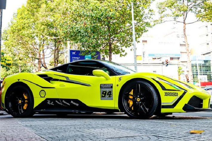 Kết hợp cùng hộp số ly hợp kép 7 tốc độ, nhờ đó, siêu xe Ferrari 488 GTB của cô gái 9X quê tỉnh Bến Tre mới mua chỉ mất khoảng thời gian 3 giây để đua nước rút từ vị trí xuất phát lên 100 km/h trước khi đạt vận tốc tối đa 330 km/h.