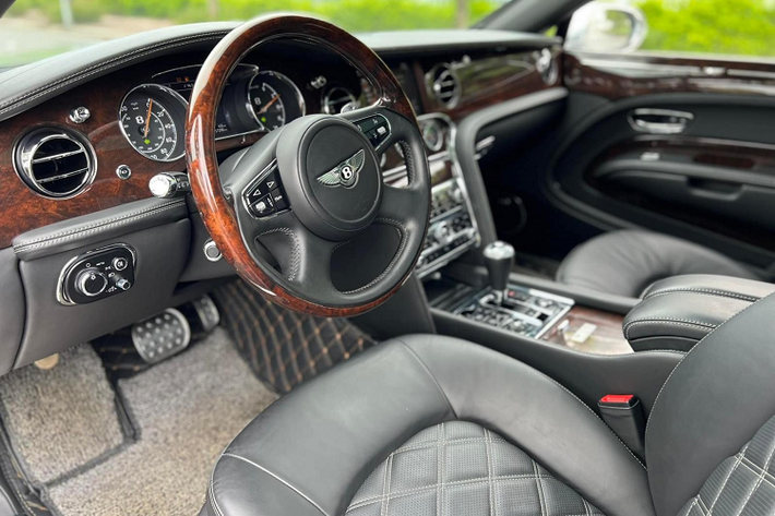 Mức giá xe Bentley Mulsanne Le Mans Edition trong bài viết này được chào bán từ 10 tỷ đồng có ngoại thất sơn màu xanh bạc cùng điểm nhấn là các chi tiết mạ crôm bóng loáng cũng như la-zăng đa chấp kép của xe nên sẽ rất khó để người ta biết đây là một chiếc xe Bentley Mulsanne giới hạn. Bên sườn xe có sự xuất hiện của cái tên Mulliner, mang ý nghĩa một bộ phận cá nhân hóa của hãng xe Bentley.
