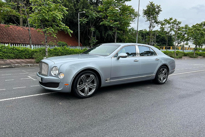 Chiếc xe siêu sang Bentley Mulsanne Le Mans Edition dễ dàng tăng tốc từ vị trí xuất phát lên 100 km/h trong thời gian 5,3 giây trước khi đạt tốc độ tối đa khoảng 296 km/h.