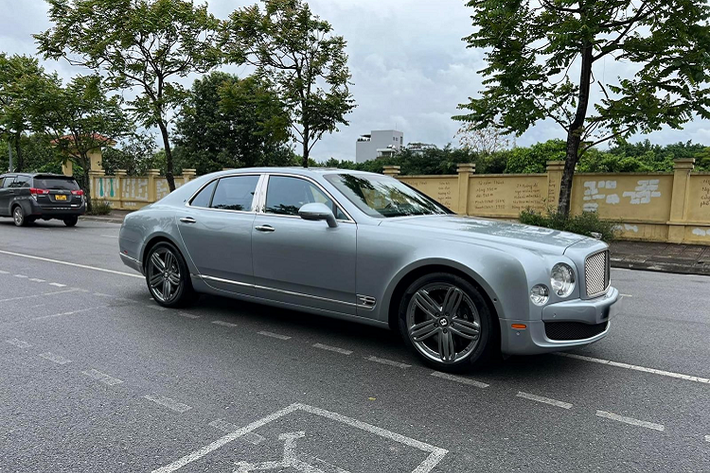 Đến nay, chiếc xe Bentley Mulsanne Le Mans Edition độc nhất tại Việt Nam đang được chào bán với mức giá từ 10 tỷ đồng, thậm chí có một số nơi rao bán xe lên đến 11,8 tỷ đồng. Với mức giá này, Bentley Mulsanne Le Mans Edition có thể dễ dàng đáp cánh ở một garage của nhà sưu tập xe nào đó tại Việt Nam.