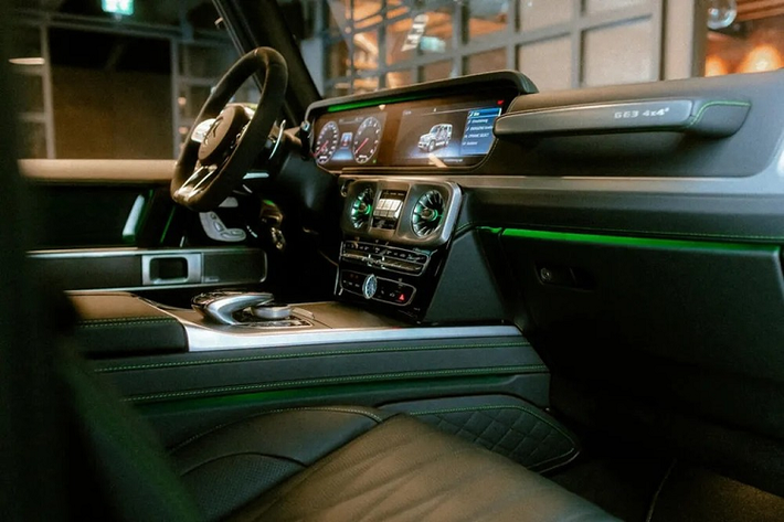 Nẹp trên cửa bên sườn bằng sợi carbon cũng là trang bị tùy chọn của mẫu SUV việt dã này. Bên cạnh đó, hãng Mercedes-Benz còn chuẩn bị ít nhất 40 màu sơn ngoại thất cho khách hàng chọn khi mua Mercedes-AMG G63 4x4². Riêng chiếc xe trong hình ảnh do hãng tung ra được sơn màu xanh Green Hell Magno tương tự siêu xe AMG GT R.