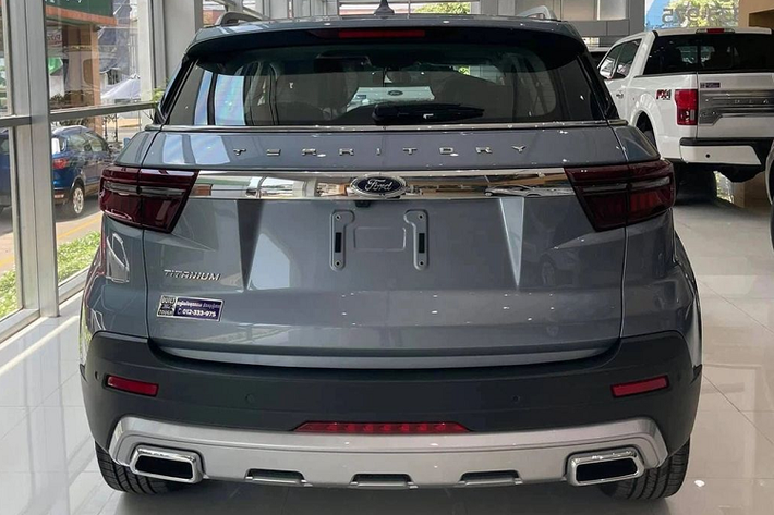 Ford Territory mang tới cái nhìn mềm mại nhờ bộ mui được vát nhẹ xuống đuôi, trụ C và D với chiều cao hạn chế. Đây có thể là một điểm cộng về thẩm mỹ của Territory nhưng ngược lại, nó khiến cho không gian hàng ghế sau của xe bị hạn chế tầm nhìn hơn đáng kể.