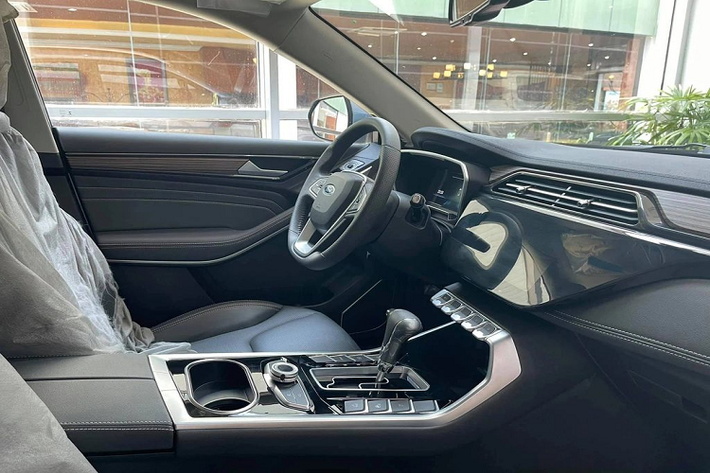 Về thiết kế ngoại thất, Ford Territory sở hữu những đường nét cơ bắp, vạm vỡ theo đúng chất xe Mỹ. Ở khu vực đầu xe, Territory nổi bật với thiết kế lưới tản nhiệt mỏng, dài và nối trực tiếp với cụm đèn chiếu sáng chính. Phía bên dưới, bộ cản của Territory to bản cùng thiết kế đèn định vị hình móc câu bao trọn cụm đèn sương mù.