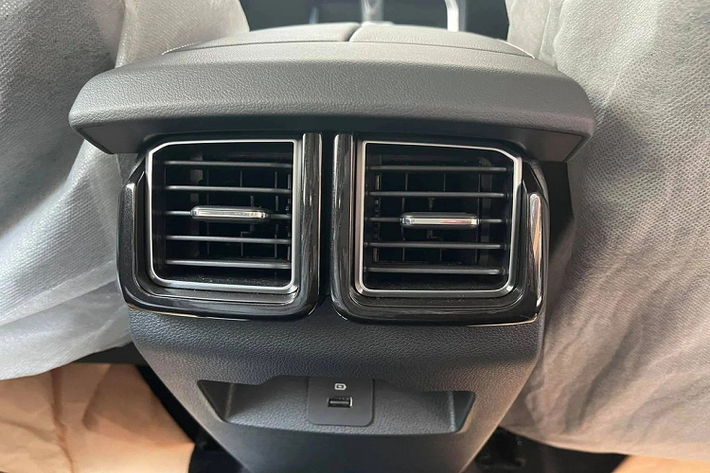 Tuy nhiên sau khi phân tích thị trường, nhà sản xuất nhận thấy Ford Escape chưa đủ “sức nặng” để cạnh tranh với các đối thủ trong cùng phân khúc crossover hạng C. Ford Territory sẽ là mẫu xe thế chỗ trống của Escape. Nhìn trên góc độ thông số thì sự khác biệt giữa Territory với Escape là không nhiều và hoàn toàn có thể khoả lấp cho nhau