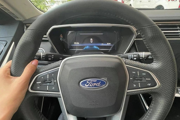 Về kích thước, mẫu xe SUV Ford Territory có chiều dài x rộng x cao lần lượt là 4.580 x 1.674 mm x 1.936, trục 2.716 mm và khoảng sáng gầm 180 mm. Khi so sánh với các đối thủ như Honda CR-V hay Mazda CX-5, Ford Territory có thông số kỹ thuật nhỉnh hơn đôi chút.