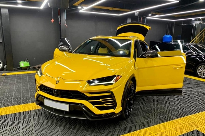 Lamborghini Urus - 12,7 lít / 100 km Ngoài việc là một trong những mẫu SUV đắt đỏ nhất ở Việt Nam, với giá bán chính hãng từ 13,1 tỷ VNĐ, Lamborghini Urus còn là một chiếc xe siêu "ngốn xăng" - tiêu thụ trung bình 12,7 lít / 100 km, tương đương 418.719 đồng/100 km theo giá xăng hiện tại. Siêu SUV sử dụng động cơ tăng áp kép V8 4.0L cho công suất 641 mã lực và mô-men xoắn 850 Nm, giúp xe tăng tốc từ 0 - 100 km/h chỉ trong 3,6 giây.