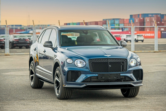 Bentley Bentayga - 14,3 lít / 100 km Bentayga là một mẫu SUV hạng sang được giới nhà giàu Việt yêu thích. Ở phiên bản W12 mạnh mẽ nhất, xe có mức tiêu thụ nhiên liệu hỗn hợp đạt 14.3L / 100 km, quy đổi ra tiền là 471.471 đồng / 100 km theo giá xăng hiện tại.