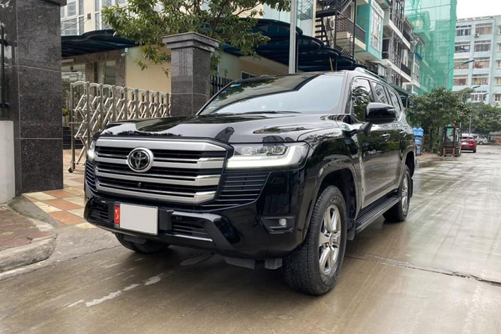 Toyota Land Cruiser 300 Series - 12,6 lít / 100 km Toyota Land Cruiser 300 Series mới nhất đang được phân phối chính hãng tại Việt Nam với giá khởi điểm 4,06 tỷ đồng. Xe dùng động cơ xăng tăng áp kép V8 3.5L sản sinh công suất 409 mã lực và mô-men xoắn 650 Nm. Mẫu SUV "hàng hot" này có mức tiêu thụ nhiên liệu ở điều kiện hỗn hợp là 12,6 lít / 100 km, tương đương 415.422 đồng / 100 km theo giá xăng hiện tại.