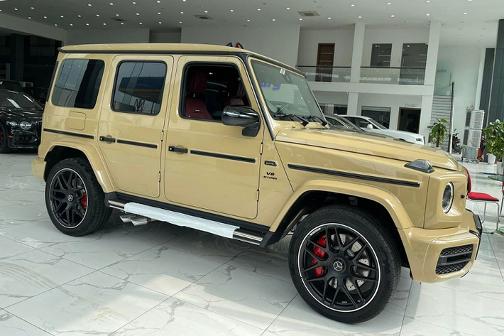 Mercedes-AMG G63 - 13,3 lít / 100 km Sở hữu khối động cơ tăng áp kép V8 4.0L cho ra tới 577 mã lực và mô-men xoắn cực đại 850 Nm, không bất ngờ khi "ông vua địa hình" lọt Top những mẫu xe tốn xăng nhất Việt Nam. Theo đó, Mercedes-AMG G63 có mức tiêu thụ nhiên liệu kết hợp là 13,3 lít / 100 km, tương đương 438.501 đồng/100 km theo giá xăng hiện tại.