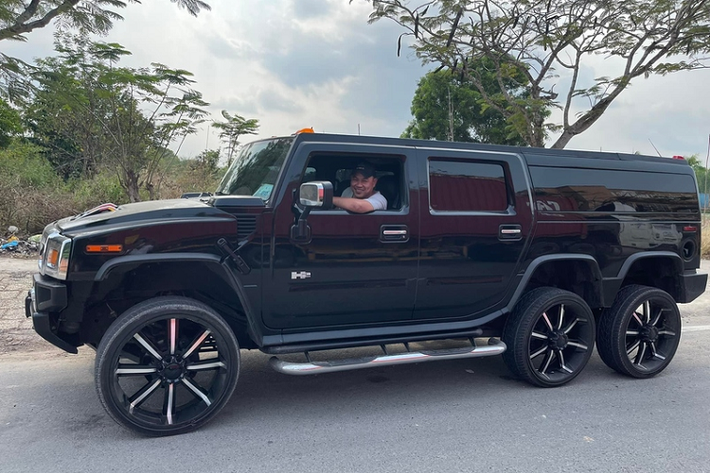 Hummer H2 - 20 đến 26 lít / 100 km SUV ngốn xăng nhất Việt Nam chính là Hummer H2, xe nặng tới 3,9 tấn. Mẫu SUV này có nhiều tùy chọn động cơ như model 2002-2004 và 2005-2007 sử dụng động cơ V8 6.0L, model 2008-2009 dùng máy V8 6.2L.