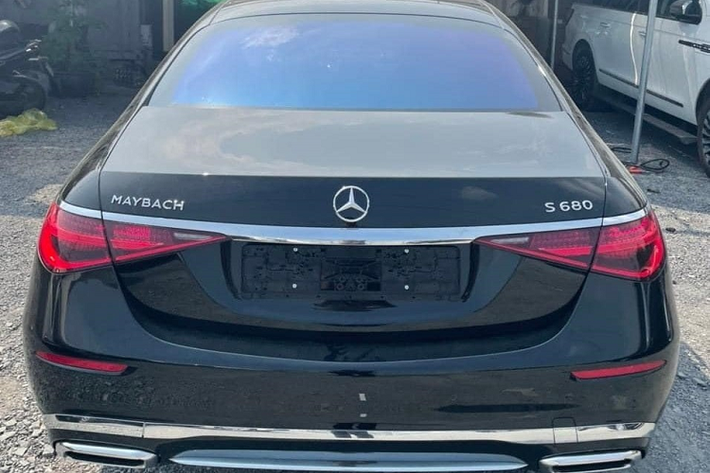 Mercedes-Maybach S680 sử dụng động cơ V12, dung tích 6.0 lít, tăng áp kép, sản sinh ra công suất tối đa 621 mã lực và mô-men xoắn cực đại 1.001 Nm.