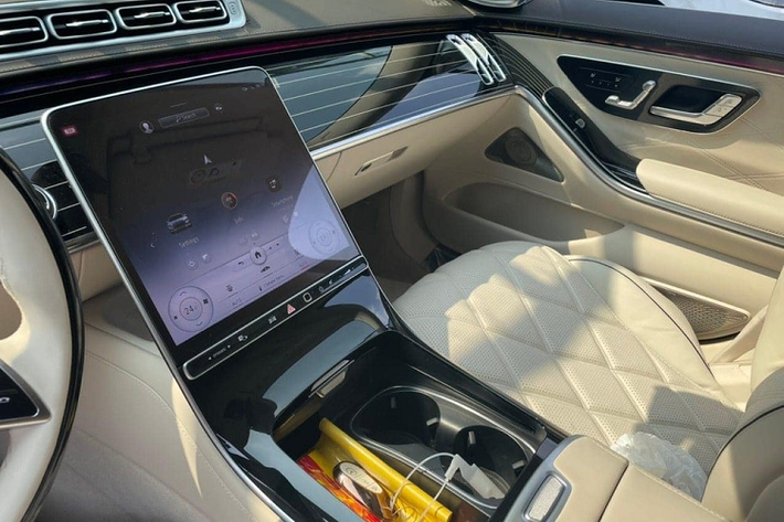 So với xe siêu sang Mercedes-Maybach S680 đầu tiên lộ ảnh về Việt Nam, chiếc xe Mercedes-Maybach S680 này chỉ mang đúng một màu sơn, nội thất bọc da màu sáng và ngoại hình còn đi kèm bộ la-zăng đa chấu kép rất ấn tượng.