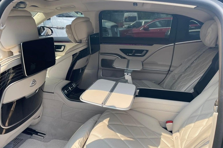 Mercedes-Maybach S680 có thể xem như là đàn anh của dòng xe Mercedes-Maybach S650 đã có trên 20 xe lăn bánh tại Việt Nam. Phiên bản Mercedes-Maybach S680 là thế hệ mới với những thay đổi ở diện mạo từ đèn pha, đèn hậu, lưới tản nhiệt mới cản va trước cùng cản va sau đẹp hơn và bộ mâm riêng.