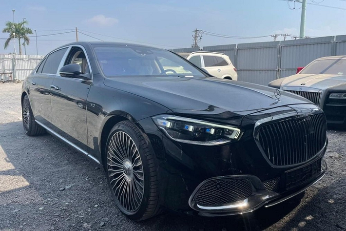 Tính đến thời điểm hiện nay, sau gần 7 năm ra mắt tại dải đất hình chữ S, số lượng dòng xe siêu sang Mercedes-Maybach S-Class có thể đã đạt con số trên 500 xe lăn bánh tại đây bao gồm xe chính hãng và cả nhập khẩu tư nhân. Mới nhất, các đại gia Việt đang săn lùng để mua Mercedes-Maybach S680 hạng sang, phiên bản đỉnh cao và mới nhất của dòng xe Mercedes-Maybach S-Class hiện nay.