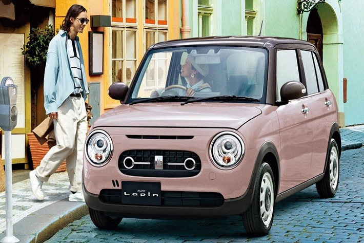 Ở bên sườn, Suzuki Alto 2022 được bổ sung bộ vành nhôm 14 inch với thiết kế 7 chấu mới, cửa sổ khá lớn và ốp gương ngoại thất sơn màu giống nóc xe. Vòng về phía sau, chúng ta sẽ thấy cụm đèn hậu nằm dọc, ôm lấy hai góc đuôi xe và cản sau có thiết kế đơn giản.