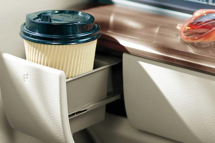 Nguồn cung cấp sức mạnh cho Suzuki Alto 2022 tại thị trường Nhật Bản là hệ truyền động mild hybrid, bao gồm máy xăng 3 xi-lanh, dung tích 660 cc, kết hợp với máy phát điện tích hợp bộ đề và cụm pin lithium-ion riêng. Động cơ này sản sinh công suất tối đa 64 mã lực và kết hợp với hộp số biến thiên vô cấp CVT, hệ dẫn động 1 cầu hoặc 2 cầu. Nhờ đó, Suzuki Alto 2022 chỉ tiêu thụ lượng xăng trung bình từ 25,2 - 27,7 km/lít (khoảng 3,6 - 3,96 lít/100 km), tùy phiên bản.