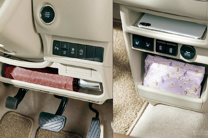 Tại thị trường Nhật Bản, Suzuki Alto 2022 có những trang bị tùy chọn như màn hình thông tin giải trí 7 inch, hỗ trợ kết nối với điện thoại thông minh và Bluetooth. Thêm vào đó là đèn pha LED, kính màu khói, kính chống tia UV, màn hình hiển thị thông tin kính lái, camera lùi, điều hòa tự động tích hợp lọc không khí và gương trang điểm ở ghế lái.