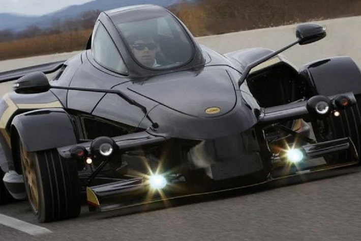  Tramontana XTR Chỉ ít người biết đến siêu xe Tramontana XTR nhưng không ai có thể phủ nhận sự độc đáo của mẫu xe này. Nó khác với bất cứ thứ gì chúng ta thường thấy trên đường. Cung cấp sức mạnh cho Tramontana XTR là động cơ V12 tăng áp kép 5,5 lít có nguồn gốc từ AMG, sản sinh ra hơn 700 mã lực chỉ cho bánh sau. Tramontana XTR không được nhiều người đánh giá cao nhưng chúng vẫn được sản xuất cho đến ngày nay.