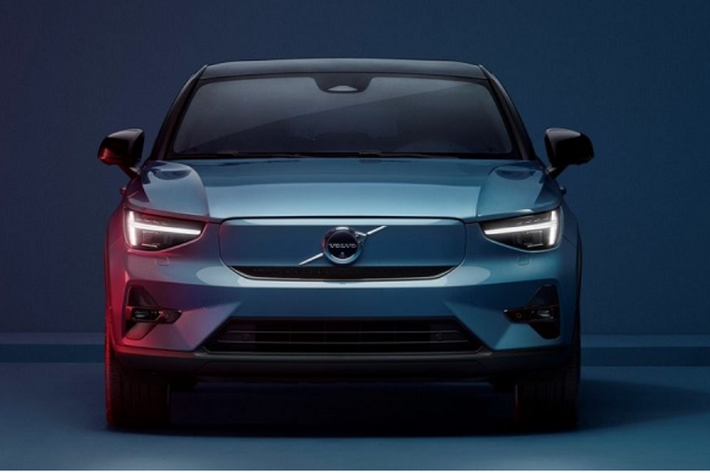 Ra mắt vào năm 2021, C40 Recharge là mẫu xe chạy hoàn toàn bằng điện thứ hai của thương hiệu Volvo. Trong những năm tới, Volvo có kế hoạch tung ra một loạt dòng xe hoàn toàn mới chạy điện, hướng đến mục tiêu chỉ bán ô tô điện thuần túy vào năm 2030.