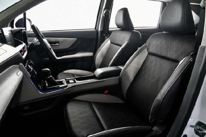 Bên sườn, Toyota Veloz 2022 được trang bị bộ vành la-zăng 17 inch với thiết kế 5 chấu kép hình chữ "V" ở bản Premium. Trong khi đó, bản Smart chỉ dùng vành có đường kính 16 inch.