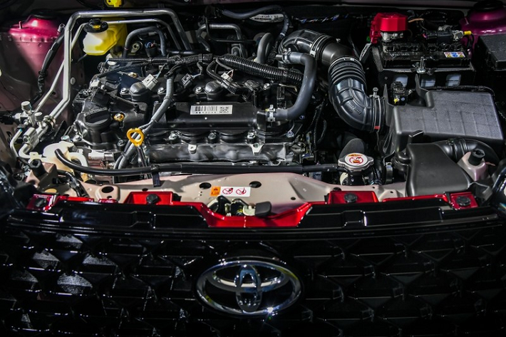 Động cơ kết hợp với hệ dẫn động cầu trước và hộp số biến thiên vô cấp CVT giả lập 7 cấp số. Nhờ đó, Toyota Veloz 2022 tiêu thụ lượng xăng trung bình 17,9 km/lít (khoảng 5,58 lít/100 km).