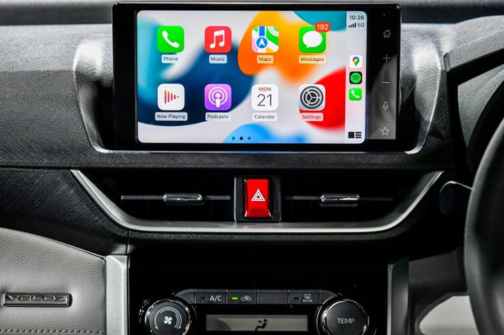 Bên cạnh đó là màn hình thông tin giải trí dạng cảm ứng 9 inch dành cho bản Premium trong khi bản Smart dùng loại 8 inch. Màn hình này hỗ trợ kết nối Bluetooth, Apple CarPlay và Android Auto. Chưa hết, Toyota Veloz 2022 tại Thái Lan còn có sạc điện thoại thông minh không dây, hệ thống âm thanh 6 loa...