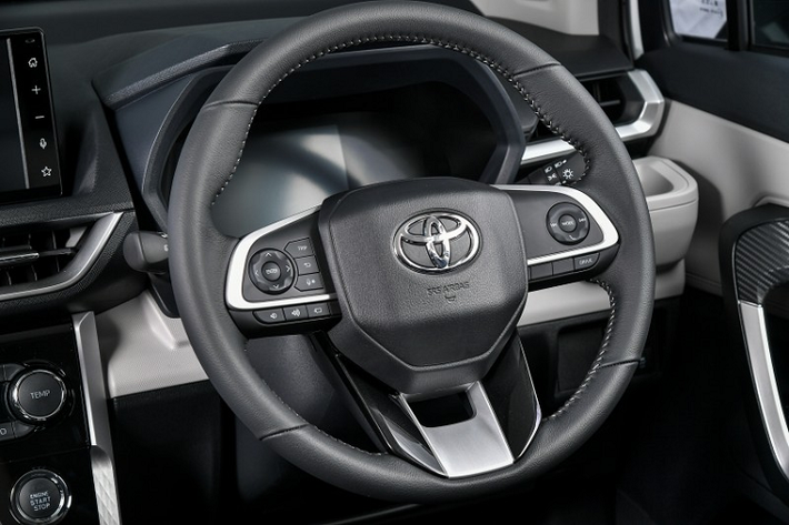 Tại thị trường Thái Lan, mẫu xe này được trang bị đèn pha và đèn hậu LED tiêu chuẩn. Bên cạnh đó là đèn báo rẽ tuần tự, tính năng tự động bật/tắt đèn pha và phanh đĩa trên cả 4 bánh. Ngoài ra, xe còn có hệ thống treo thanh giằng MacPherson phía trước với thanh chống lật và hệ thống treo dầm xoắn đằng sau sau, đi kèm lò xo trụ cũng như thanh cân bằng.