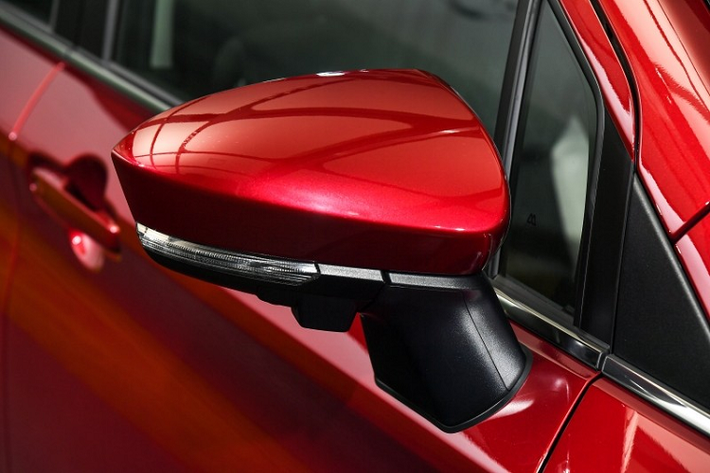 Cuối cùng là những trang bị an toàn như 6 túi khí, camera lùi, kiểm soát lực bám đường, hỗ trợ khởi hành ngang dốc, hệ thống chống bó cứng phanh ABS, phân bổ lực phanh điện tử, hỗ trợ lực phanh khẩn cấp, cảnh báo điểm mù và cảnh báo phương tiện cắt ngang khi lùi.