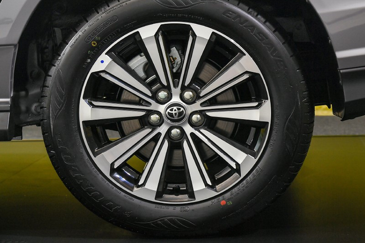 Tại đây, chúng ta sẽ bắt gặp lưới tản nhiệt hình lục giác sơn màu đen với mắt lưới hình chữ "Y". Trên đỉnh lưới tản nhiệt có nẹp mạ crôm kéo dài sang hai bên, nối liền với cụm đèn pha mới. Tiếp đến là hốc gió trung tâm hình thang, đèn sương mù trước được đặt trong hốc nằm dọc với viền mạ crôm và ốp gầm giả màu bạc.