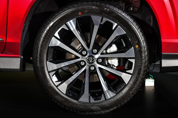 Nhắm đến những khách hàng như gia đình trẻ năng động hoặc doanh nhân tại Thái Lan, Toyota Veloz 2022 sở hữu thiết kế không khác gì xe ở Indonesia. Là phiên bản thể thao và cao cấp hơn của Toyota Avanza 2022, Veloz mới được trang bị đầu xe có thiết kế gợi liên tưởng đến những mẫu SUV cùng thương hiệu như Corolla Cross và RAV4.