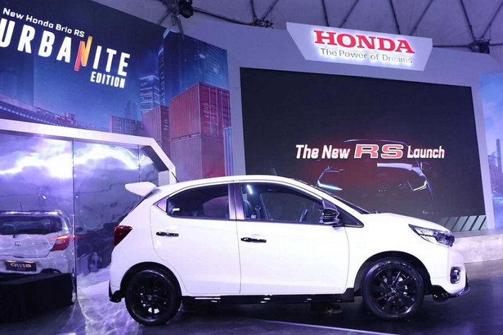 Chưa hết, Honda Brio RS Urbanite Edition 2022 còn được bổ sung bộ vành hợp kim màu đen nhám mới, tăng vẻ ấn tượng cho xe. Đặc điểm nhận diện tiếp theo của xe nằm ở logo "Urbanite" trên cửa cốp sau.