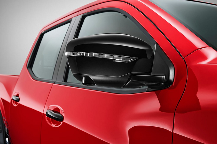 Ngoài phiên bản Black Edition mới, Nissan Navara 2022 tại thị trường Thái Lan còn được nâng cấp mạnh về mặt trang bị an toàn. Cụ thể, phần lớn các phiên bản thuộc cấu hình King Cab và Double Cab đều được trang bị gói công nghệ an toàn chủ động 360° Safety Shield.