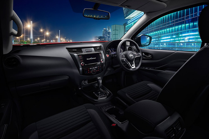 Đáng tiếc là động cơ của Nissan Navara 2022 tại thị trường Thái Lan không có gì thay đổi. Xe vẫn dùng động cơ diesel 4 xi-lanh, DOHC, dung tích 2.3L với 2 phiên bản khác nhau. Đầu tiên là phiên bản tăng áp đơn, sản sinh công suất tối đa 163 mã lực tại tua máy 3.750 vòng/phút và mô-men xoắn cực đại 403 Nm tại tua máy từ 1.500 - 2.500 vòng/phút. Phiên bản này kết hợp cùng hộp số sàn 6 cấp.