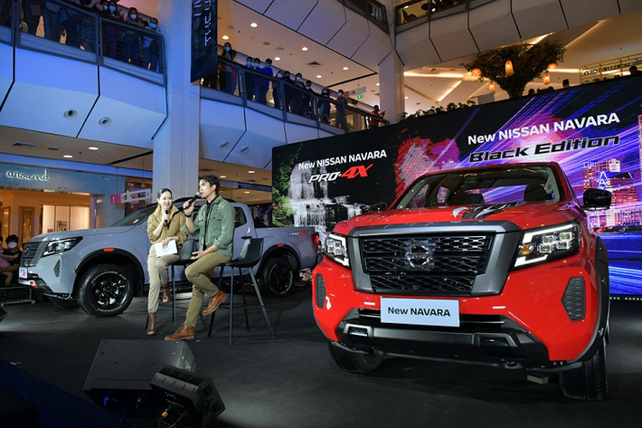 Thuộc cấu hình Double Cab, Nissan Navara 2022 phiên bản Black Edition mang trên mình thiết kế nội - ngoại thất thể thao. Theo đó, xe được trang bị những chi tiết ngoại thất màu đen như lưới tản nhiệt, cản trước, ốp gương chiếu hậu, tay nắm cửa bên sườn, tay nắm cửa trên thùng sau và ốp cua lốp. Bên cạnh đó là ăng-ten hình vây cá trên nóc, đề-can trang trí màu đen xung quanh xe và bộ vành hợp kim 18 inch mới.