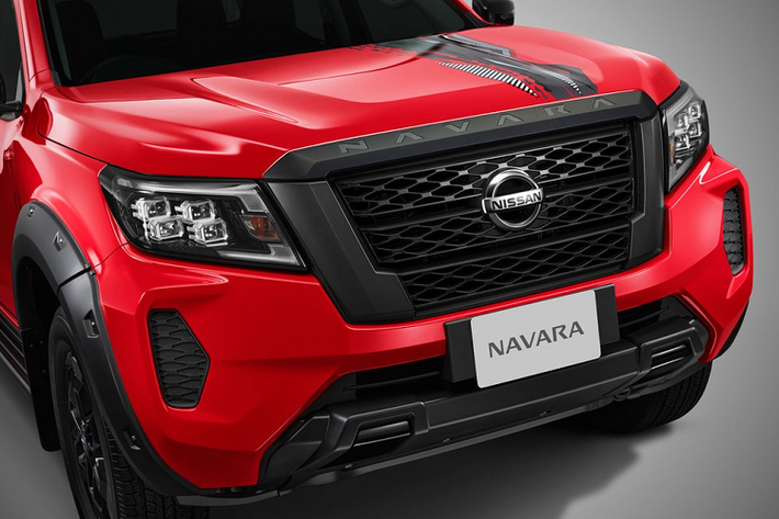 Bước vào bên trong Nissan Navara 2022 phiên bản Black Edition, người lái sẽ thấy khoang nội thất "tông xuyệt tông" với ngoại thất. Tương tự ngoại thất, nội thất cũng có những chi tiết màu đen như cửa gió điều hòa, tay nắm cửa, hộc đựng cốc, bệ cần số, bệ tì tay trên cửa và ốp mặt cửa.