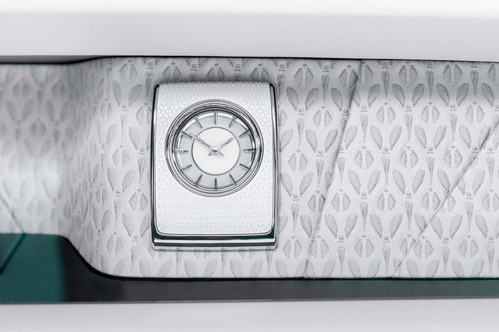 Để chào mừng ngày ra mắt Phantom Series II mới, Rolls-Royce đã giới thiệu gói độ bespoke Phantom Platino với vô vàn tùy chọn cá nhân hóa cho mẫu sedan siêu sang cao cấp nhất của hãng. Trong gói này, kháchh àng sẽ được lựa chọn da bọc hàng ghế trước và vải cho hàng ghế sau.