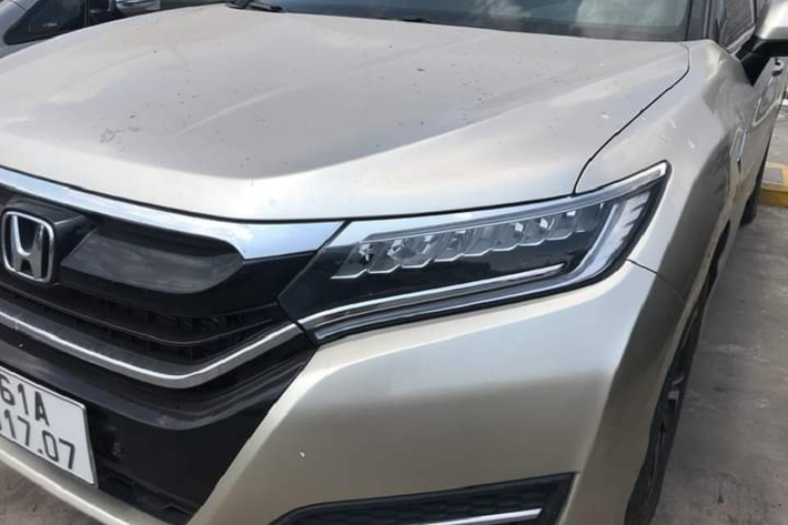 Cụm đèn hậu ở đuôi xe là điểm nhấn. Đèn hậu kéo dài ôm sát chiều rộng thân xe, kiểu thiết kế này thường thấy trên các xe Hàn hoặc xe Đức. Mẫu xe được trang bị các tiện nghi, tính năng tiêu chuẩn gồm cửa sổ trời toàn cảnh, camera lùi, mở cửa không cần chìa khóa, ghế bọc da, điều hòa tự động 3 vùng, cruise control và màn hình cảm ứng 8 inch.