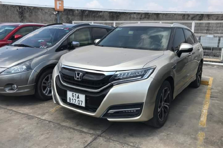 Phiên bản này cũng được Honda bổ sung thêm một số hệ thống an toàn như kiểm soát hành trình thích ứng, cảnh báo va chạm trước, đỗ xe tự động, màn hình hiển thị thông tin lên kính lái, cảnh báo chệch làn đường và cảnh báo điểm mù.