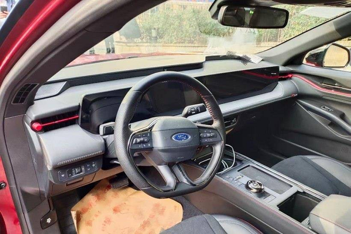 Ở bản ST Line, xe sẽ được trang bị ghế bọc da phối Alcantara sang trọng. Thêm vào đó là những điểm nhấn màu đỏ trên mặt cửa và ghế